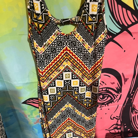 Long fitted backless Aztec pattern dress - Picture 2 of 2